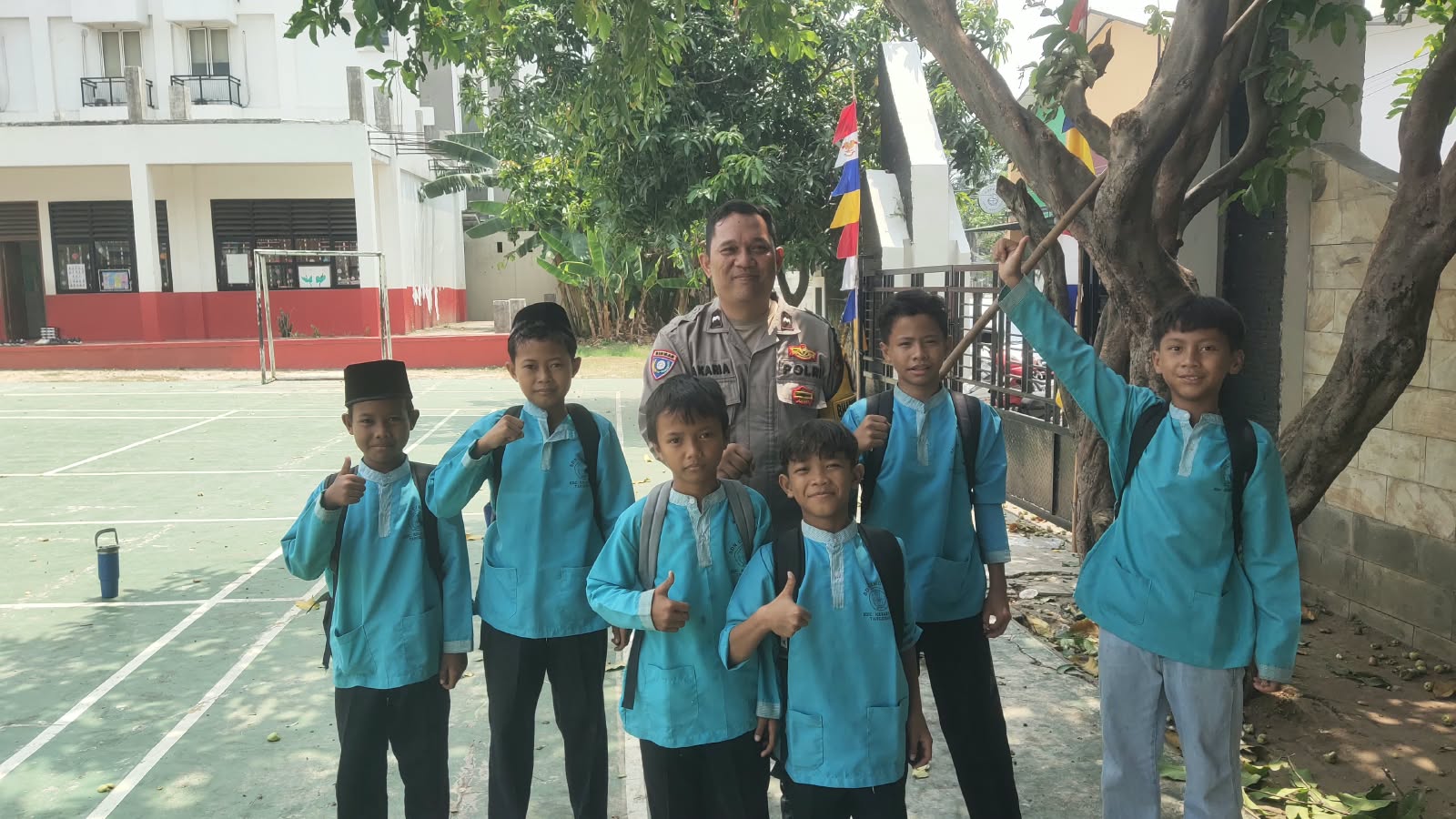 Polisi Sambangi SDN Cihuni 2, Ajak Anak-anak Jadi Generasi Penerus yang Berprestasi