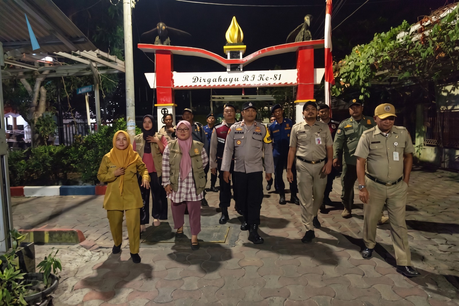 Antisipasi Abu Vulkanik Anak Krakatau, Polisi Bagikan Masker dan Sosialisasikan Layanan Polisi 110 kepada Warga