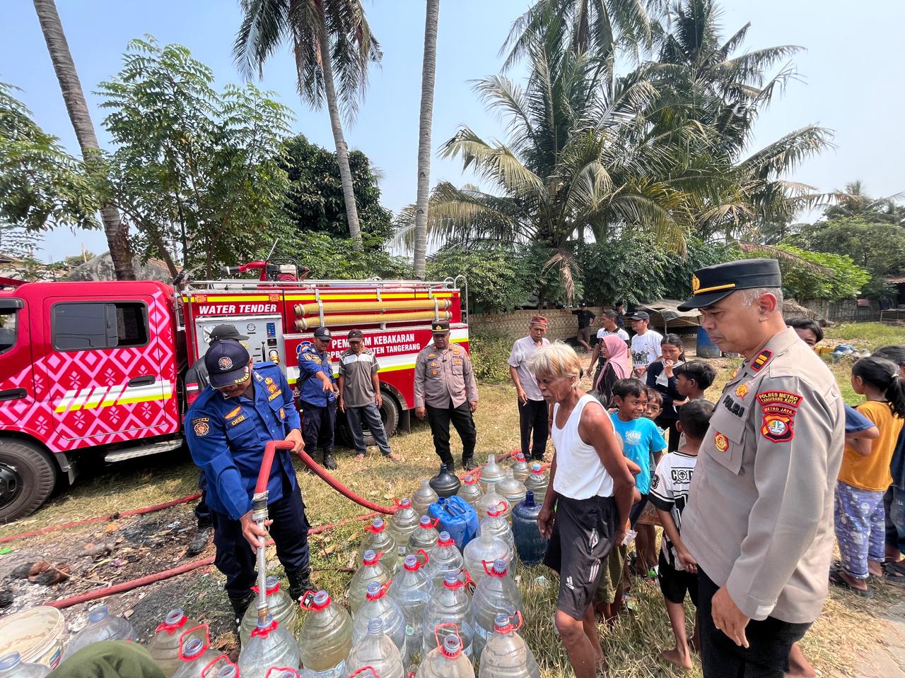Polsek Pakuhaji Salurkan 3.000 Liter Air Bersih Untuk 200 KK Terdampak Kemarau