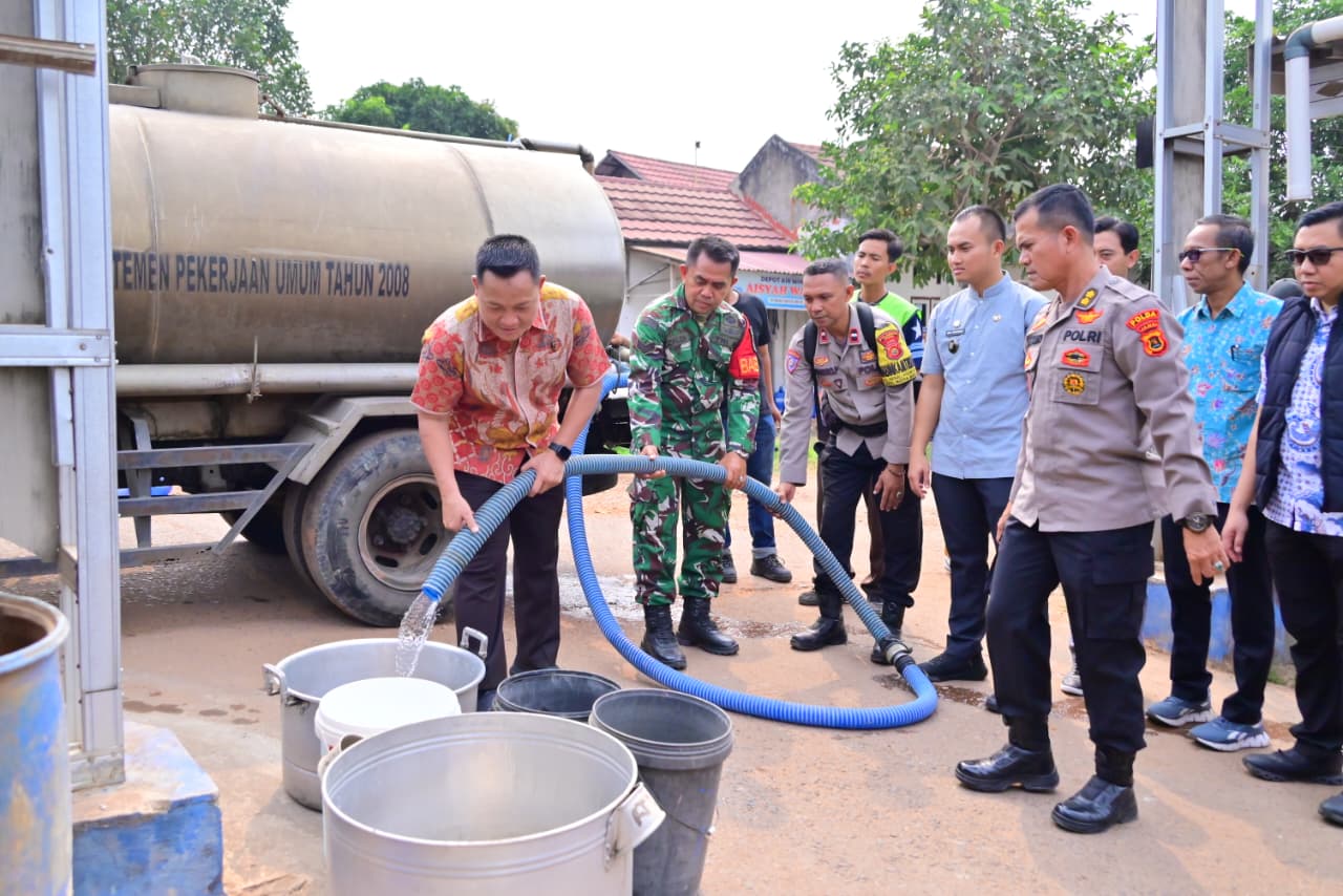 Ditreskrimsus Polda Jambi Salurkan 10 Ton Air Bersih dan 100 Paket Sembako untuk Warga Kenali Asam Atas