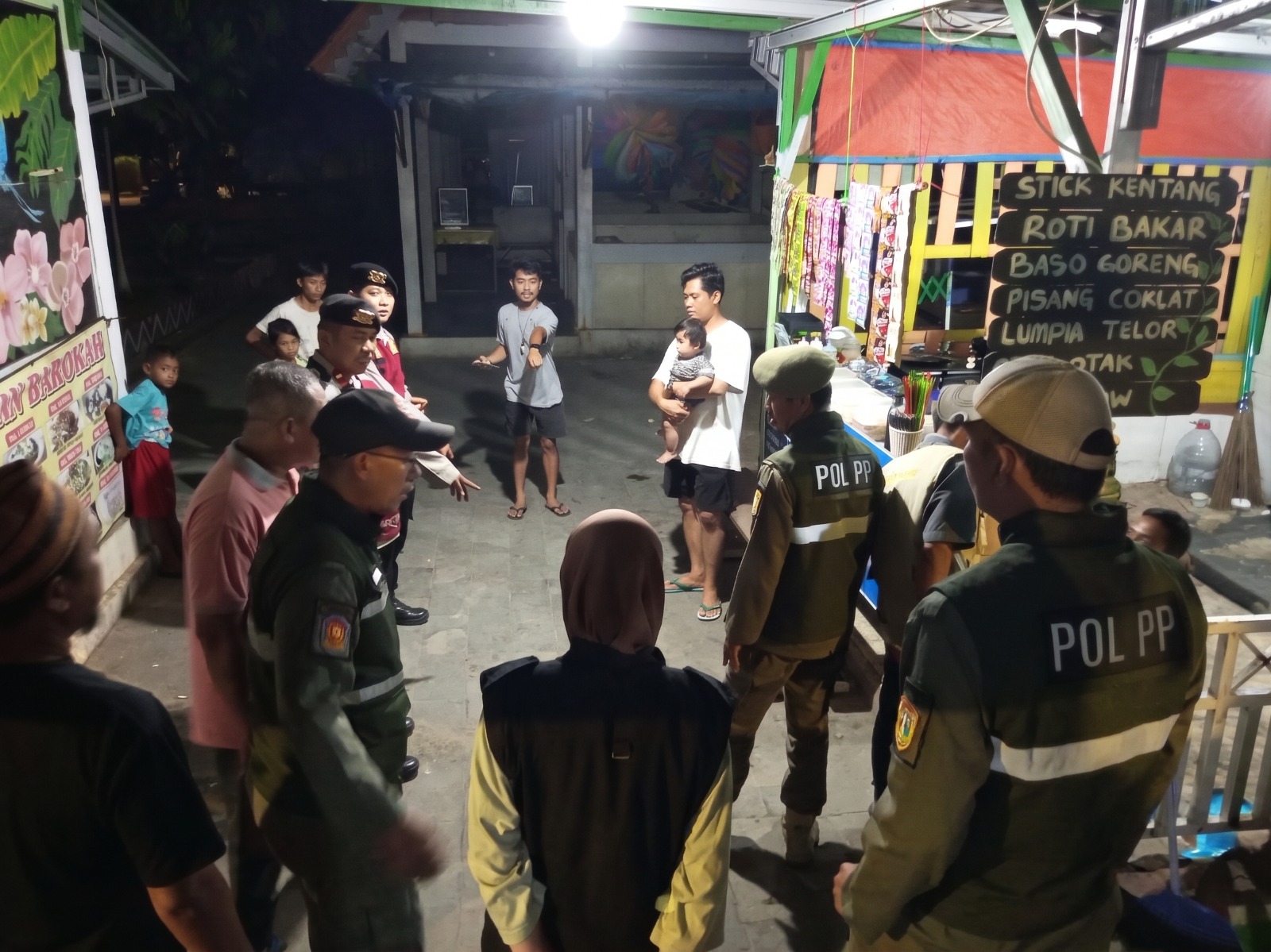 Waspada Abu Vulkanik Anak Krakatau, Polsek Kepulauan Seribu Selatan Bagikan Masker dan Sosialisasikan Layanan Polisi 110