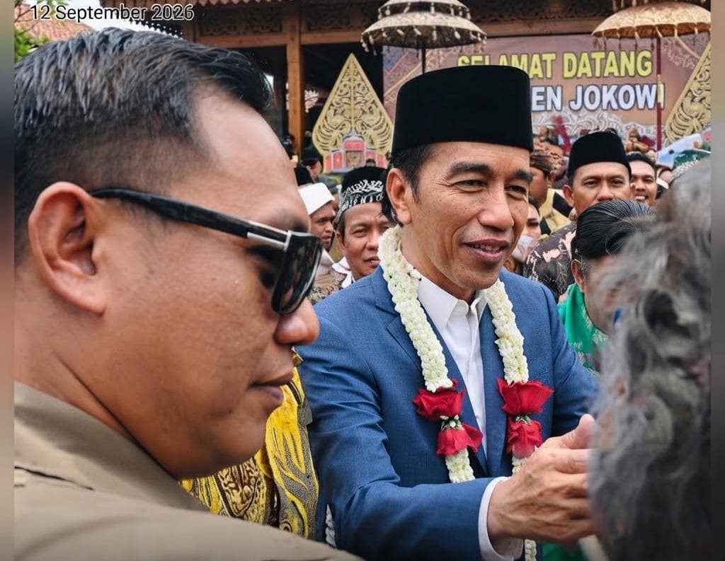 Ribuan Warga Cirebon Antusias Sambut Jokowi, Kereta Paksi Naga Liman Jadi Sorotan