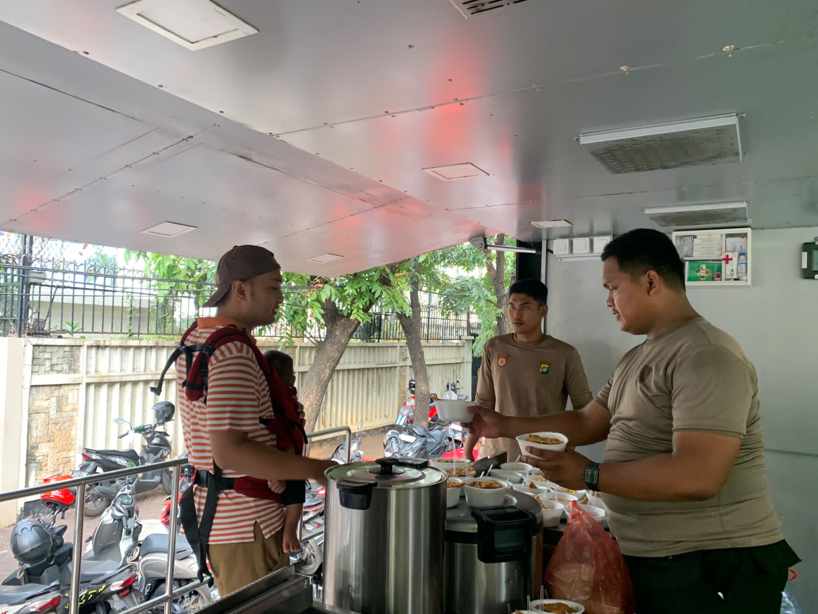 DITSAMAPTA PMJ BAGIKAN 200 PORSI MAKANAN SEKALIGUS LAKSANAKAN PENGAMANAN CFD DI BUNDARAN HI