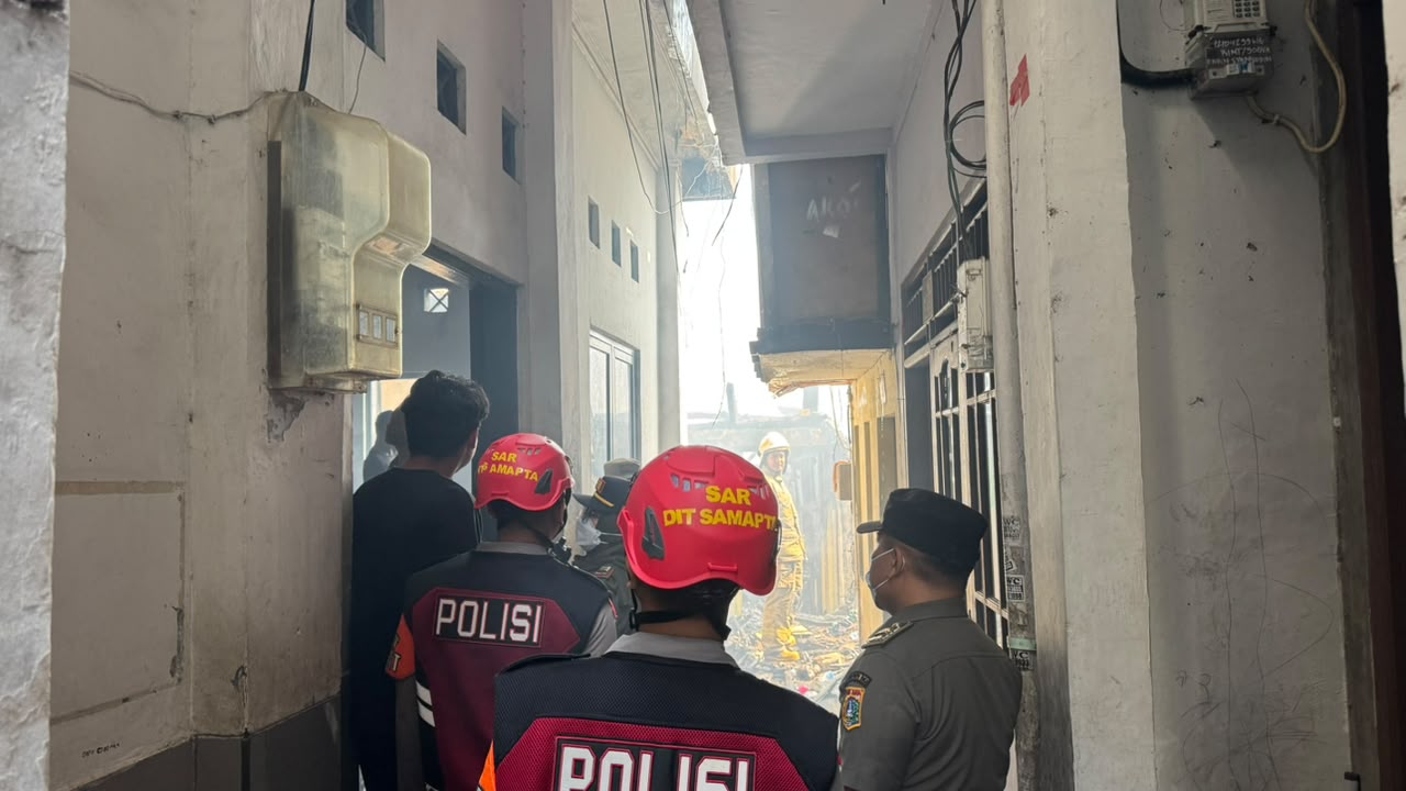 Dit Samapta Polda Metro Jaya Bantu Evakuasi Kebakaran di Jelambar, 6 KK Terdampak