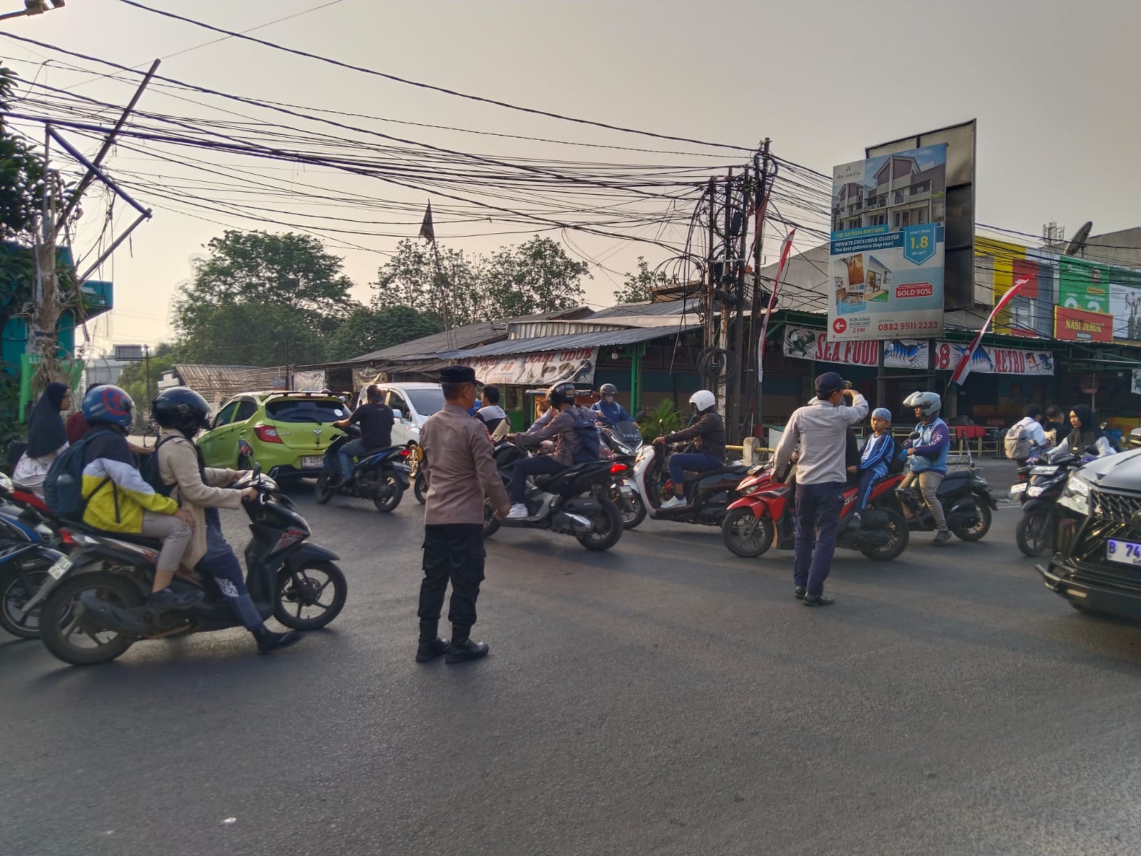 Polisi Hadir di Jam Sibuk Bersama Dishup Atur Arus Lalu Lintas Jombang Tetap Lancar