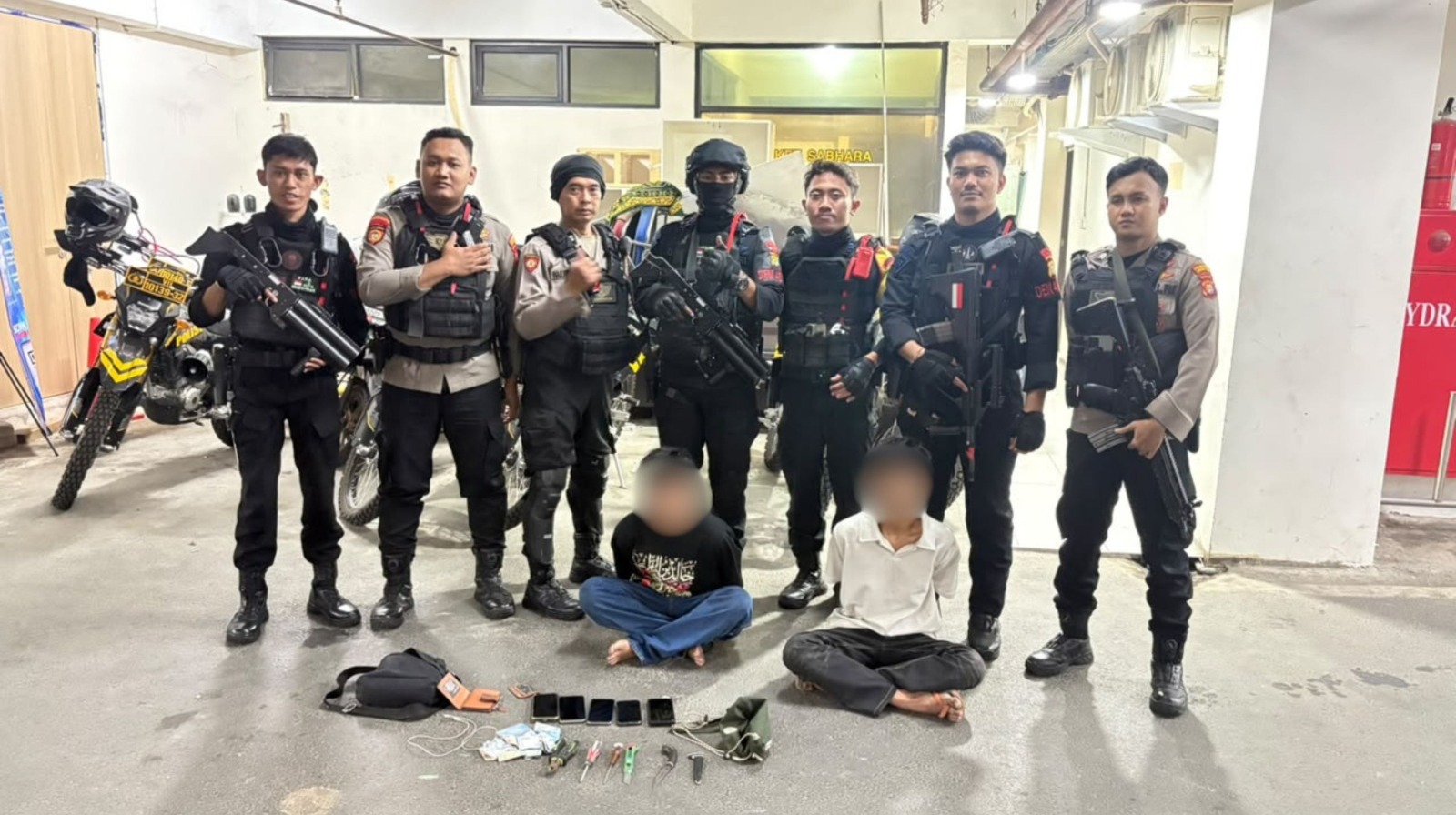 Brimob Polda Metro Jaya Amankan 2 Terduga Begal di Jaktim, Pisau hingga 5 HP Disita