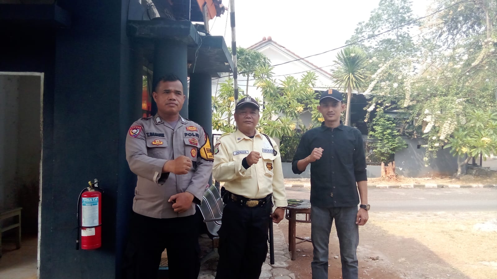 Door to Door System, Bhabinkamtibmas Jelupang Perkuat Keamanan Lingkungan Bersama Security