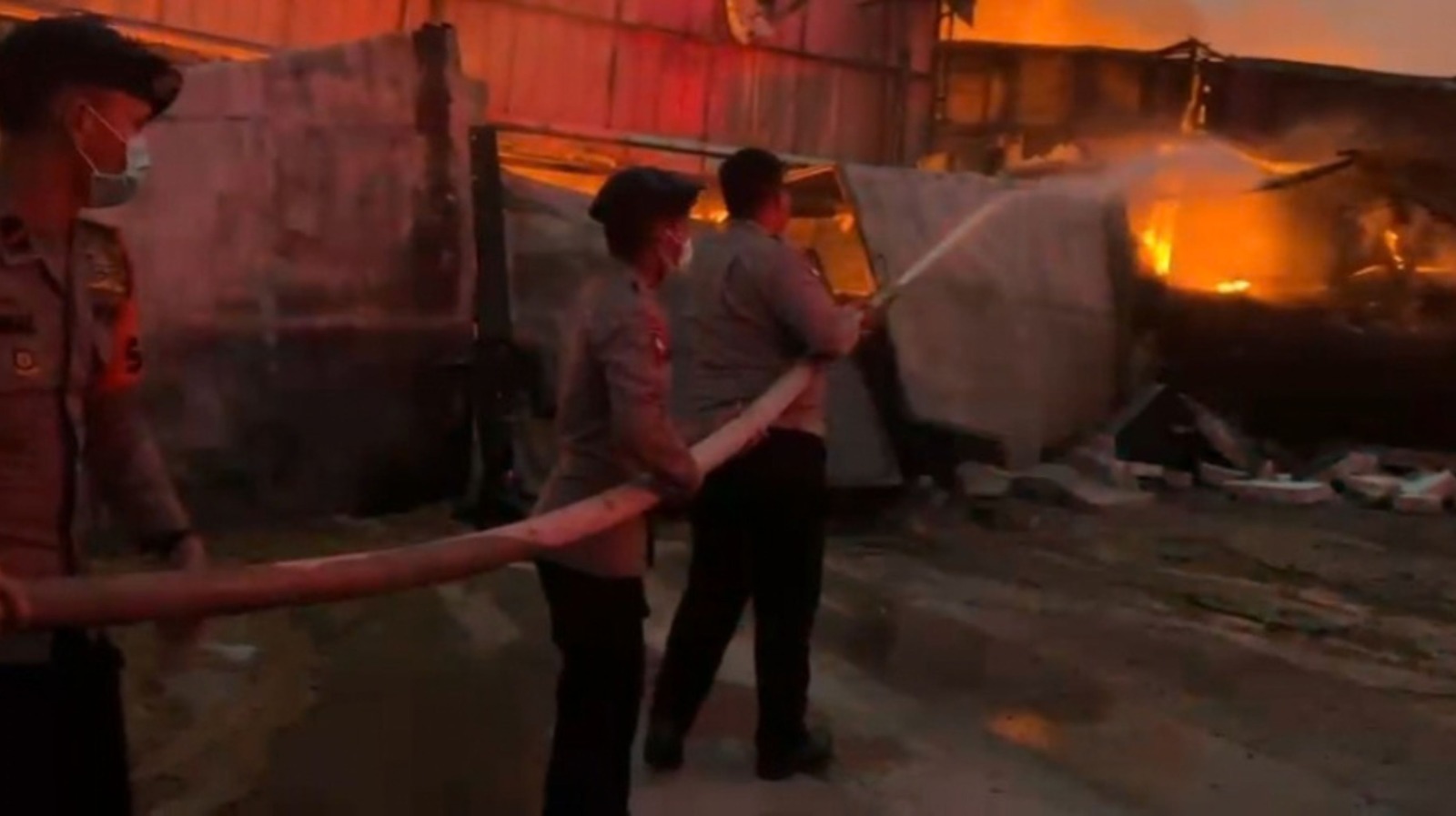 Brimob Polda Metro Jaya Bantu Pemadaman Kebakaran 26 Gudang di Kosambi