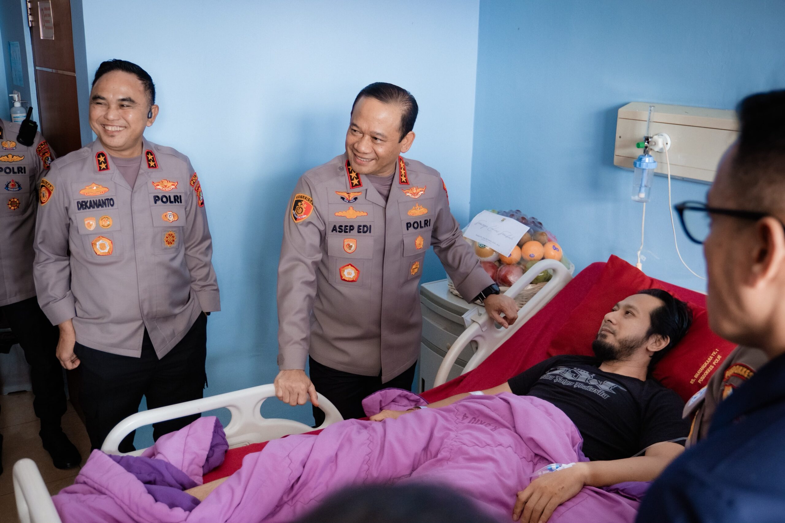 Menguatkan Anggota yang Terluka, Kapolda Metro Jaya Kunjungi RS Polri