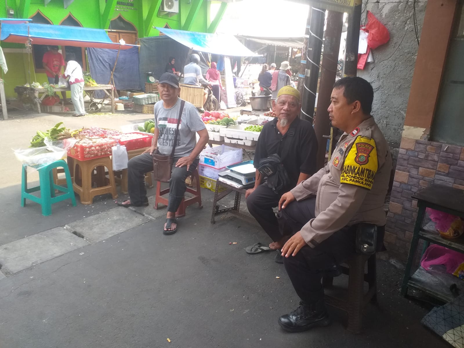 Sambang DDS di Pasar Reni Jaya, Bhabinkamtibmas Pondok Benda Perkuat Sinergi Jaga Kamtibmas