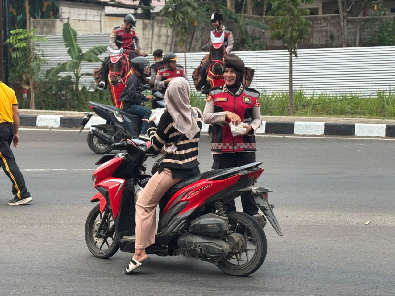 Den Turangga Ditpolsatwa Baharkam Polri Gelar Aksi ‘Jumat Berkah’ di Cikeas Udik