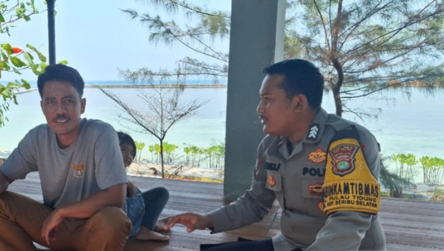 Jaga Jakarta di Pulau Tidung, Bhabinkamtibmas Sosialisasikan Layanan Polisi 110 dan Perkuat Kamtibmas