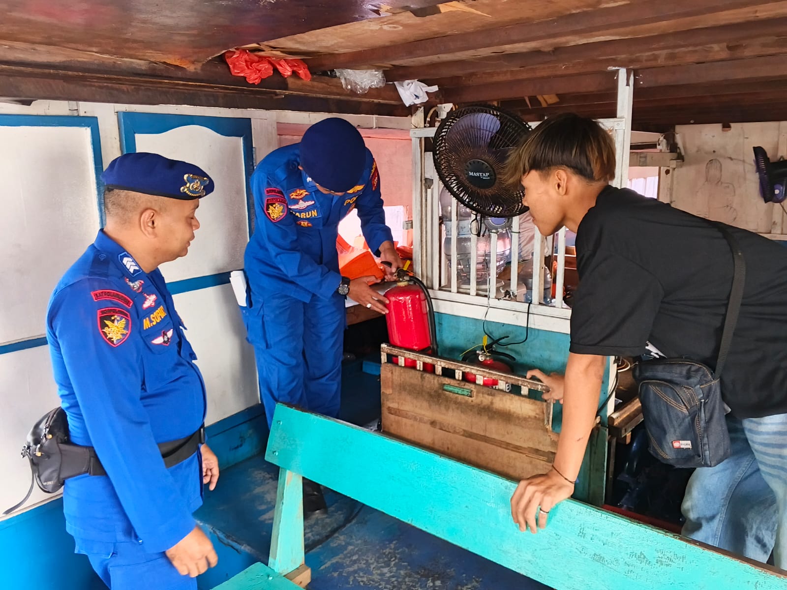 Satpolairud Sosialisasikan Polisi 110 dan Keselamatan Berlayar kepada Penumpang di Dermaga Kaliadem