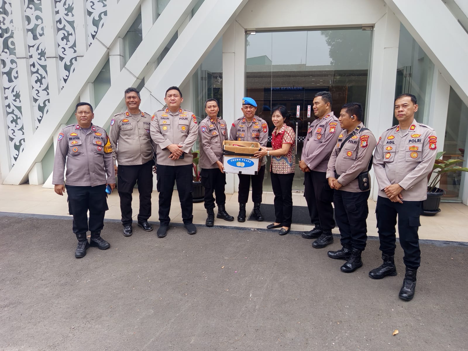 Polsek Pamulang Hadirkan Kepedulian, Sambangi Panti Werda dan Salurkan Bantuan Sembako
