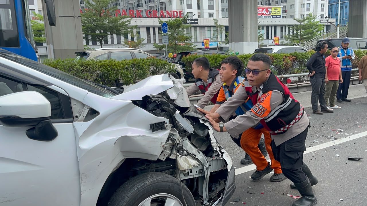 PERSONEL PAMMAT DIT SAMAPTA POLDA METRO JAYA BERI PERTOLONGAN KORBAN KECELAKAAN DI RUAS TOL DALAM KOTA KM 3