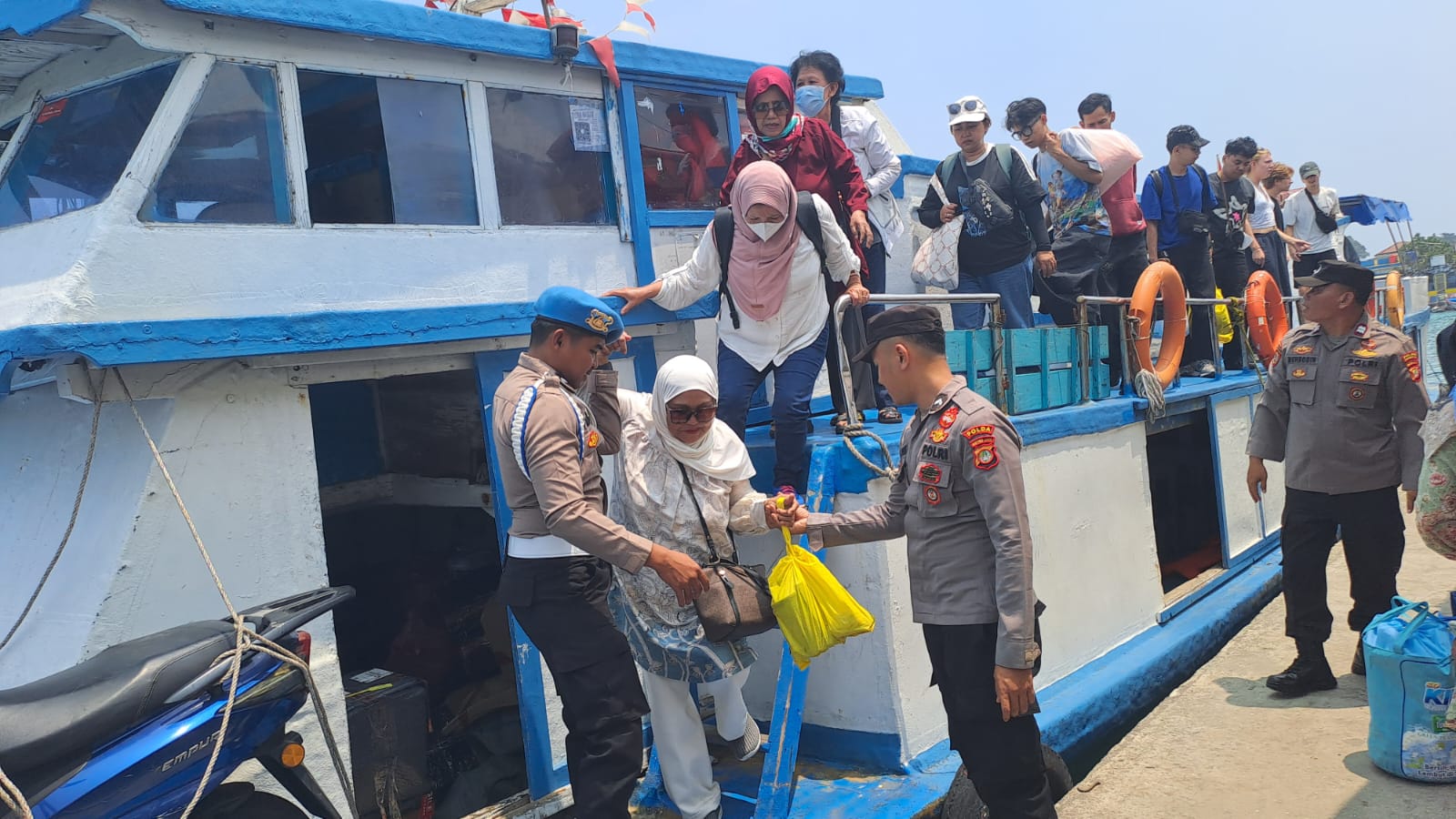Layanan Polisi 110 Disosialisasikan di Dermaga, Polres Kepulauan Seribu Imbau Warga Waspada Angin Kencang dan Ombak