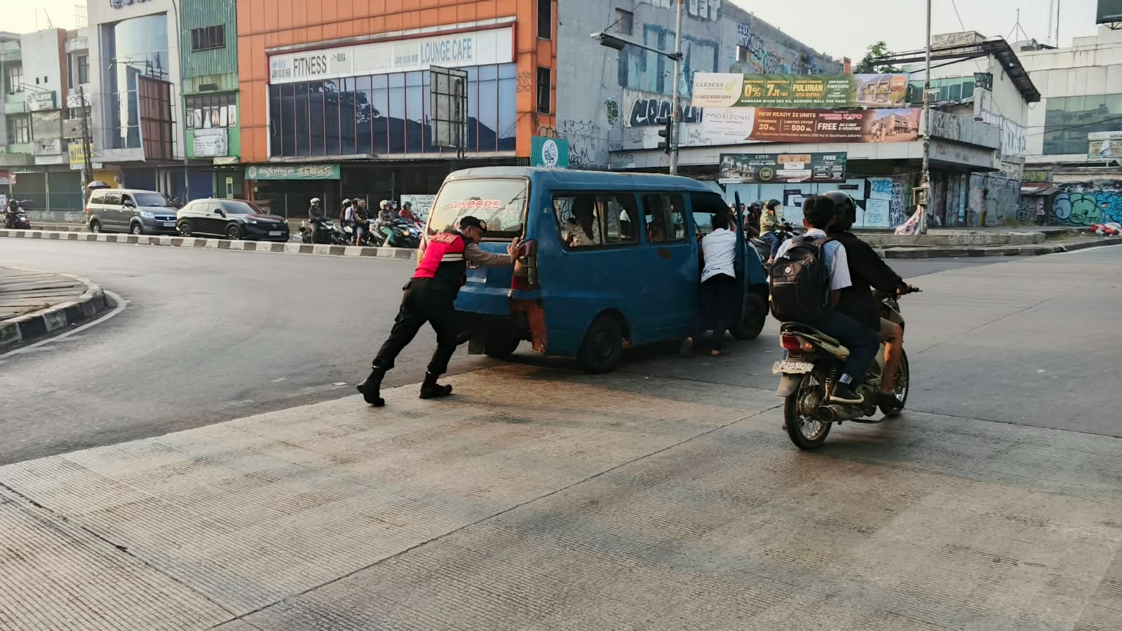 Sigap Bantu Angkot Mogok, Personel Polsek Pamulang Pastikan Arus Lalu Lintas Tetap Lancar