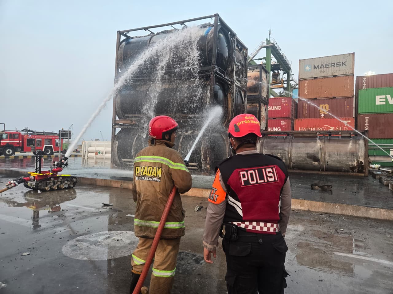 DIT SAMAPTA PMJ EVAKUASI KEBAKARAN DI NEW PRIOK CONTAINER TERMINAL ONE JAKARTA UTARA