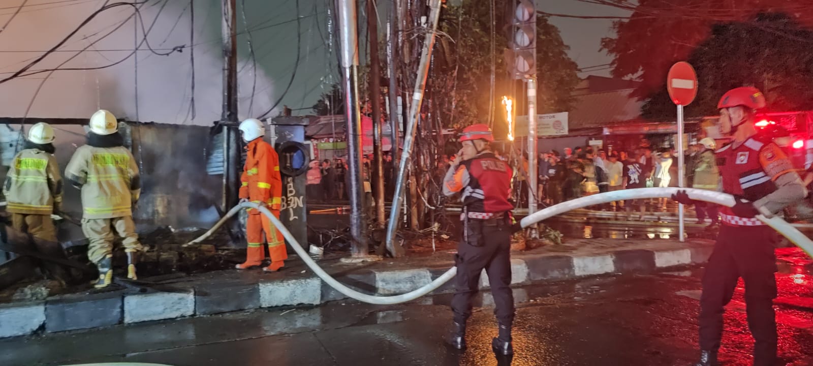 DIT SAMAPTA POLDA METRO JAYA BERIKAN PELAYANAN DAN BANTUAN EVAKUASI KEBAKARAN DI KEBAYORAN LAMA UTARA