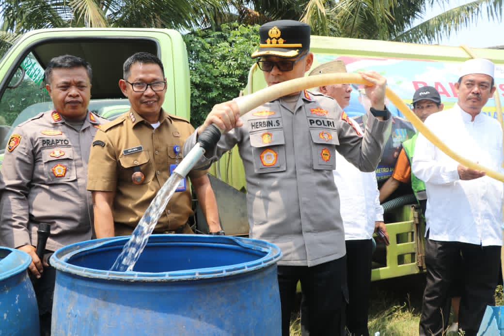 Polres Metro Tangerang Kota Salurkan 32 Ribu Liter Air Bersih Untuk 2.039 Warga Pakuhaji