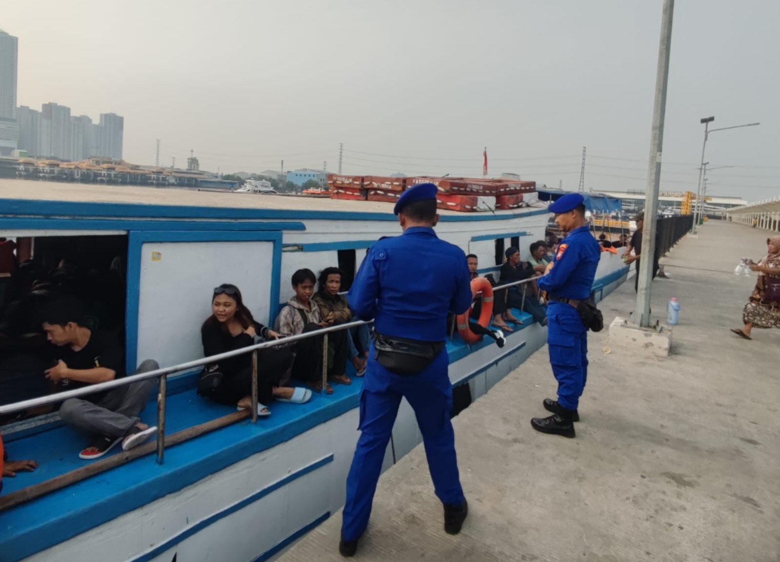 Satpolairud Sosialisasikan Polisi 110 dan Keselamatan Berlayar di Dermaga Kaliadem