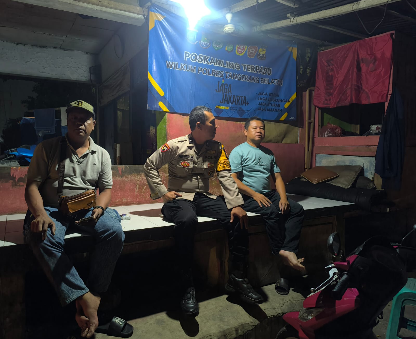 Polsek Kelapa Dua Perkuat Keamanan Lingkungan Lewat Pengecekan Poskamling Terpadu