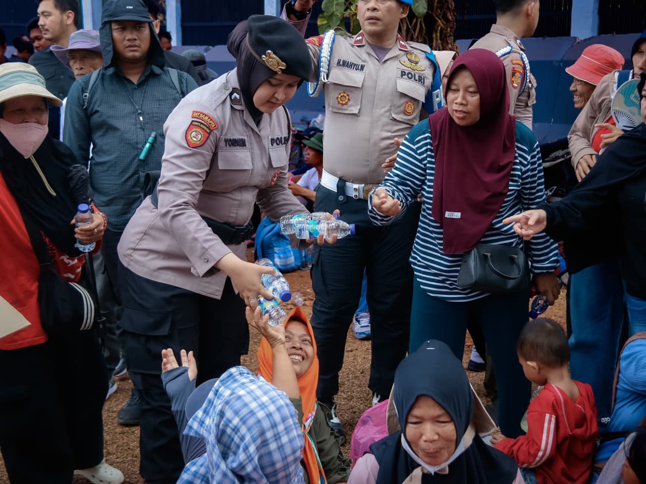 Polda Metro Jaya Bagikan Air Minum dan Makanan Ringan kepada Peserta Penyampaian Aspirasi