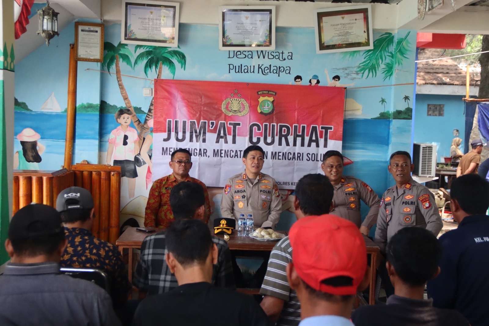 Jumat Curhat di Pulau Kelapa, Polisi Sosialisasikan Layanan 110 dan Ingatkan Warga Waspada Cuaca Laut