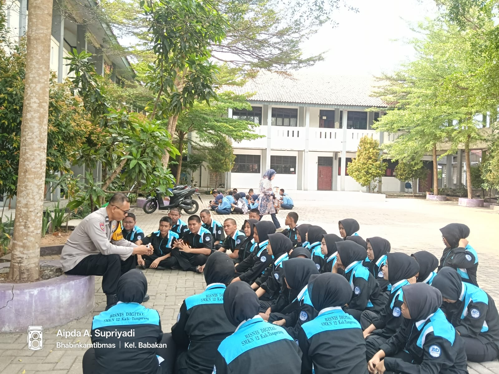 Bhabinkamtibmas Polsek Legok Edukasi Pelajar SMKN 12 Kabupaten Tangerang