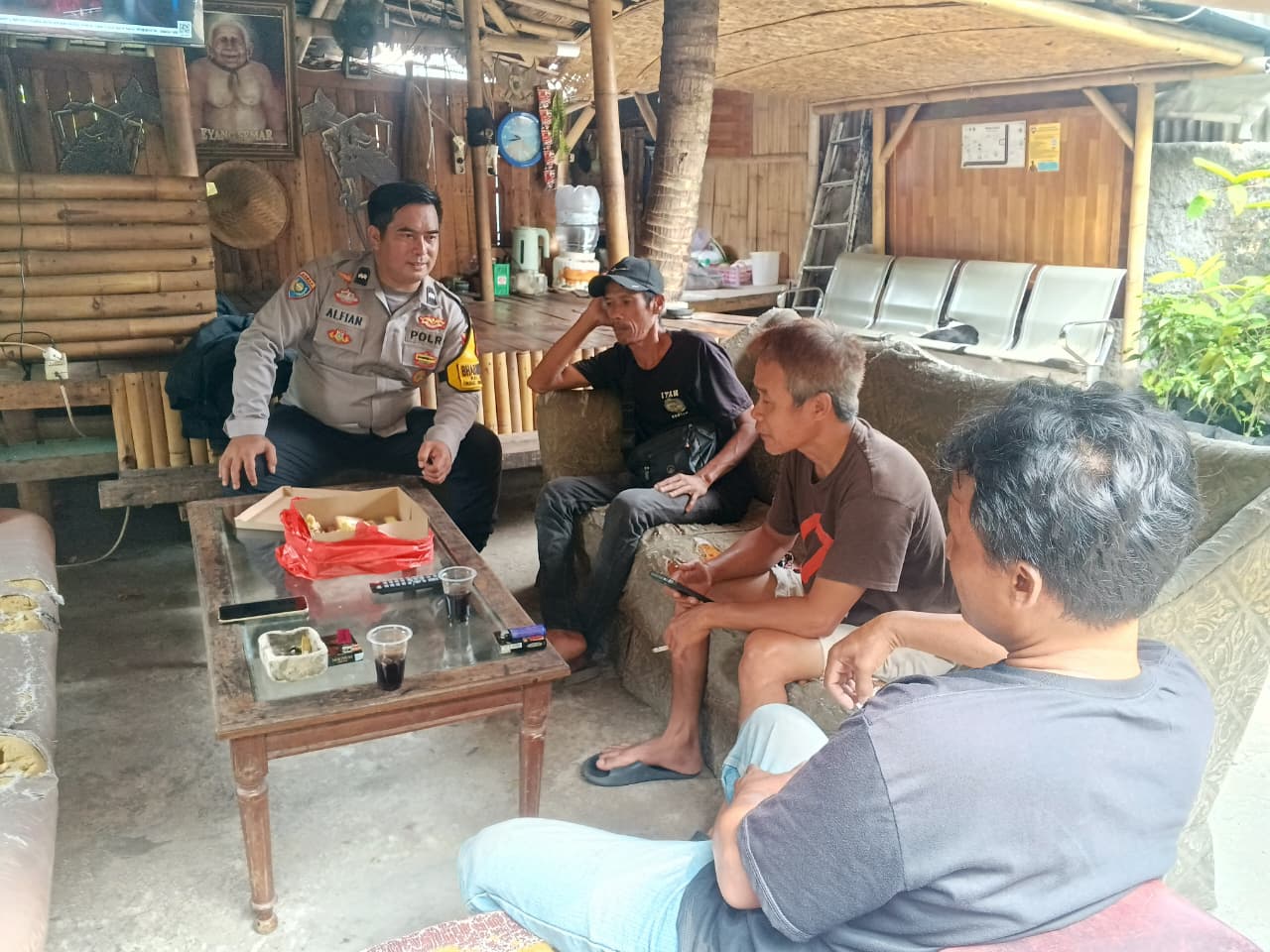 Bhabinkamtibmas Pakulonan Perkuat Cooling System, Sampaikan Pesan Kamtibmas kepada Warga