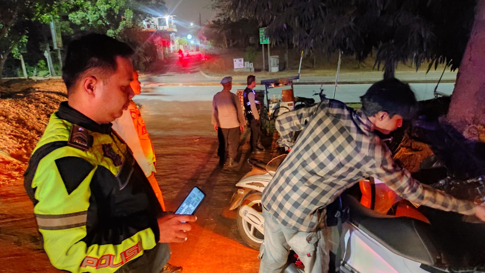 Polsek Pondok Aren Gelar Patroli Blue Light dan Razia Stasioner Antisipasi Kejahatan Jalanan
