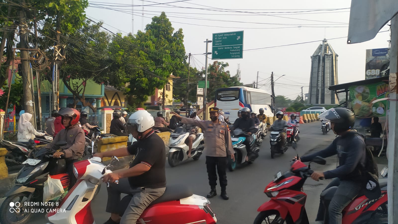 Polsek Pamulang Laksanakan Pengaturan Lalu Lintas di Bunderan Unpam