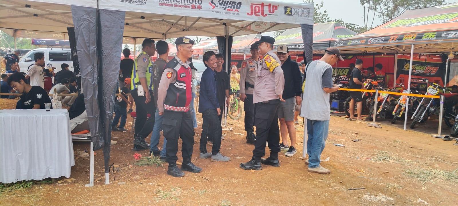 Polisi Hadir di Tengah Masyarakat, Kejurprov Grasstrack Berjalan Kondusif