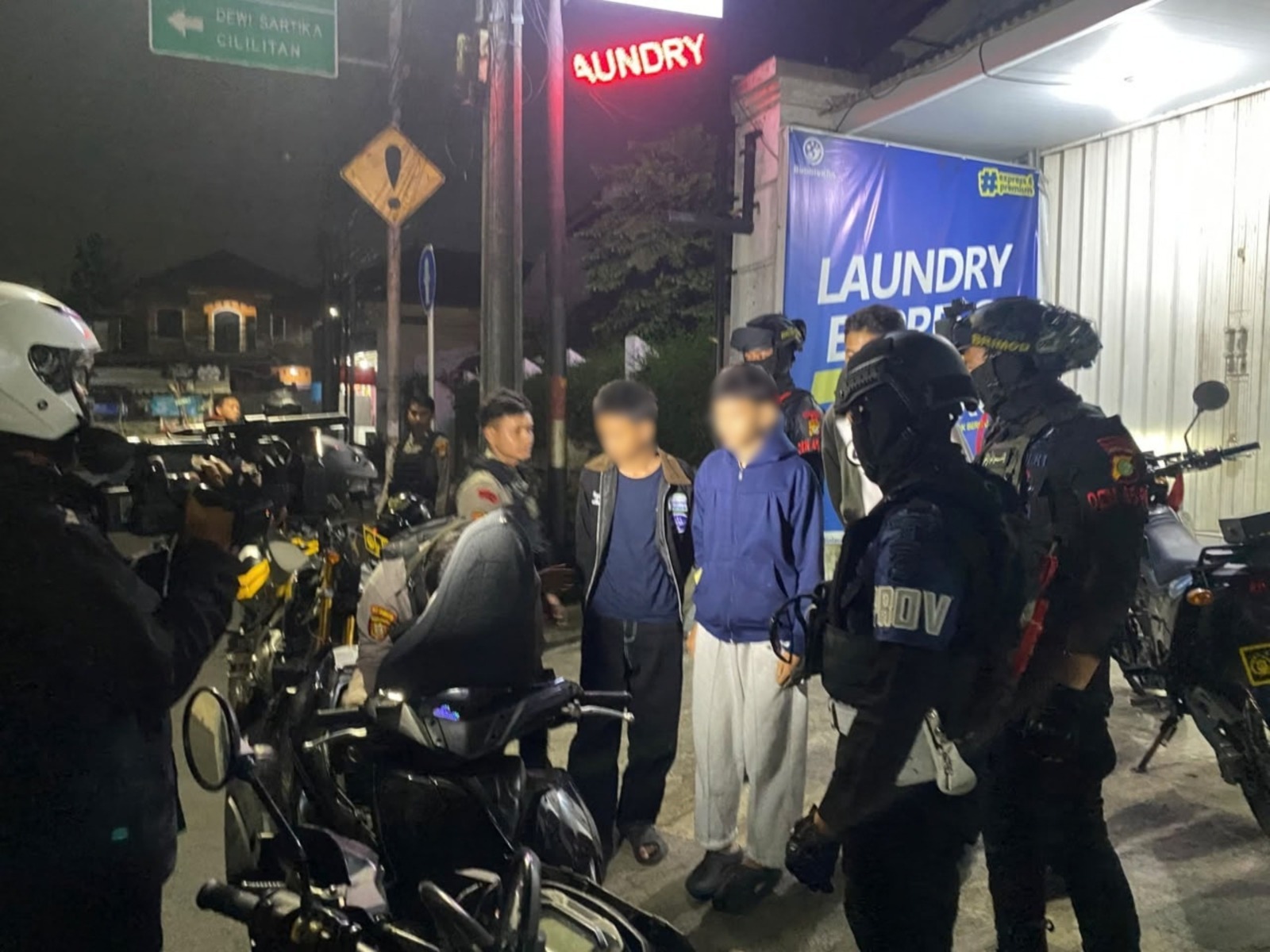 Patroli Brimob Metro Jaya Amankan 9 Orang dan 9 Klip Tembakau Sintetis di Cibubur