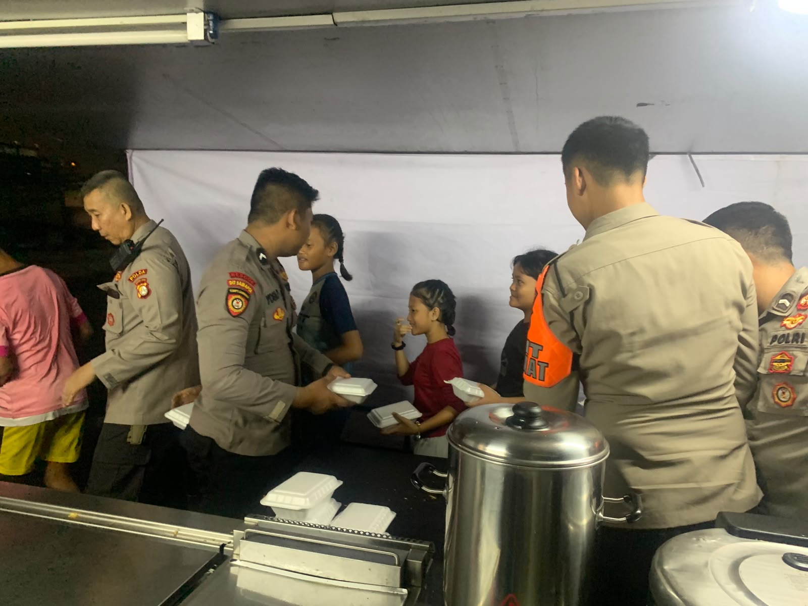 DIT SAMAPTA POLDA METRO JAYA BERIKAN PELAYANAN KEMANUSIAAN KEPADA 155 PENGUNGSI PASCAKEBAKARAN DI KAMPUNG MUKA