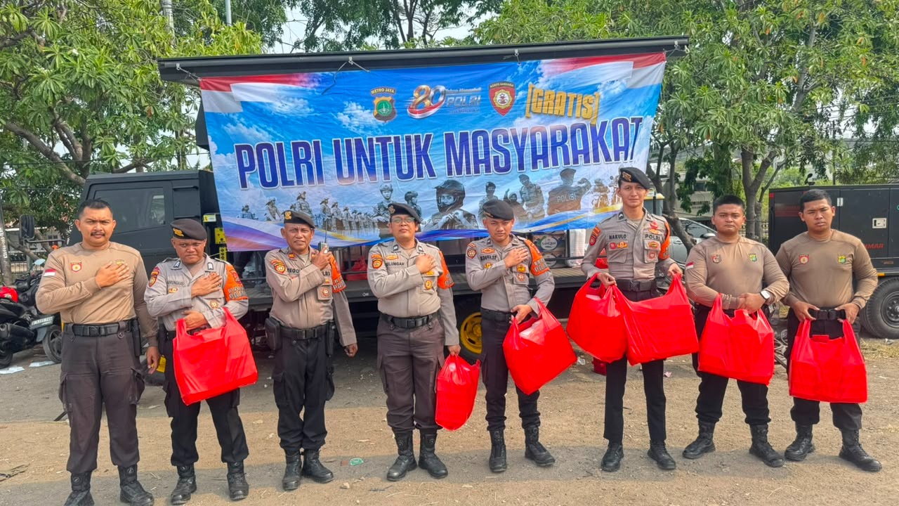 Direktorat Samapta Polda Metro Jaya Salurkan Makanan untuk 173 Pengungsi Korban Kebakaran Kampung Muka