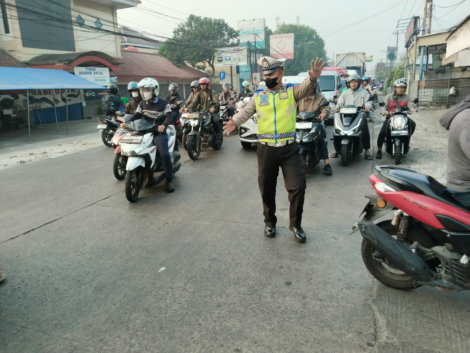 Polsek Curug Hadir Atur Lalu Lintas Pagi, Arus Kendaraan Ramai Lancar