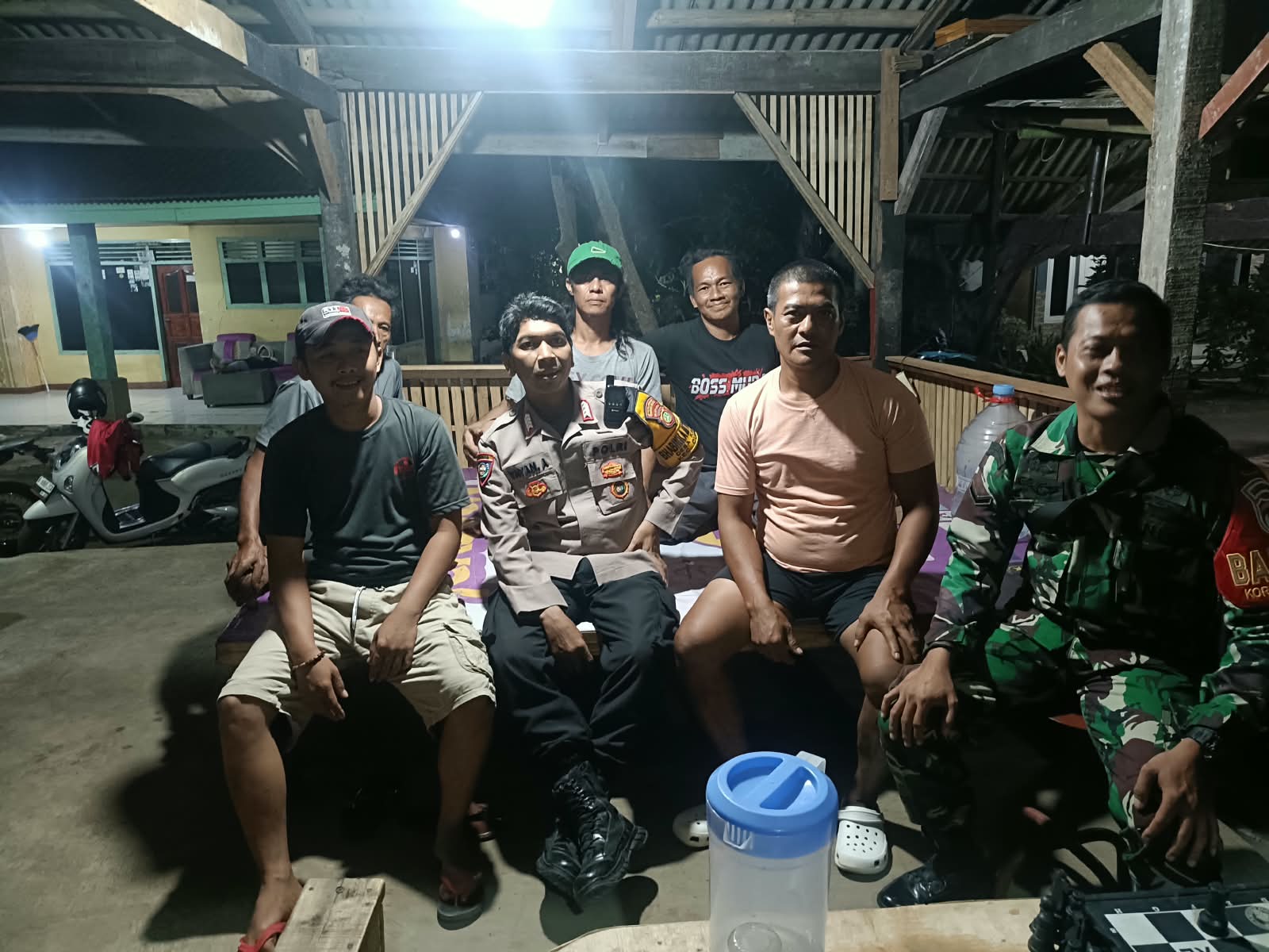 Bhabinkamtibmas Sambangi Pos Kamling, Perkuat Keamanan Lingkungan Desa Kadu