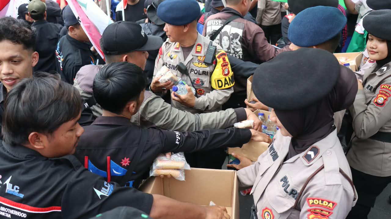 Pelayanan Humanis di DPR, Polisi Bagikan Konsumsi kepada Massa Aksi