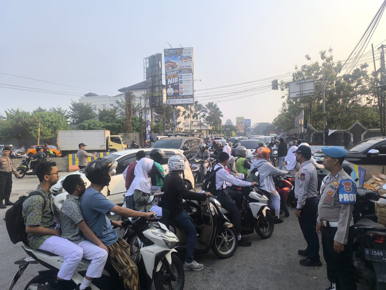Polsek Kelapa Dua Lakukan Pengaturan Arus Lalu Lintas, Pastikan Aktivitas Masyarakat Tetap Lancar