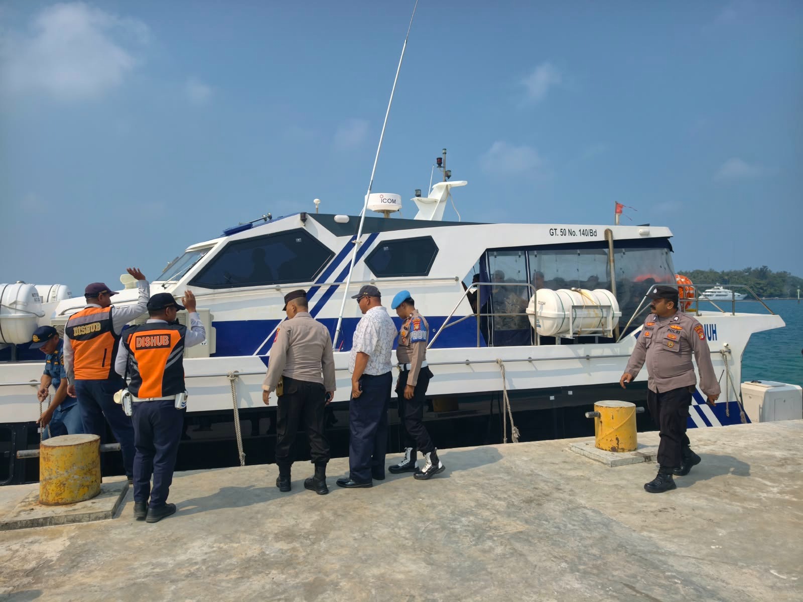 Layanan Polisi 110 Disosialisasikan, Polisi Siaga di Dermaga Kedatangan Kepulauan Seribu Jaga Wisata Tetap Aman