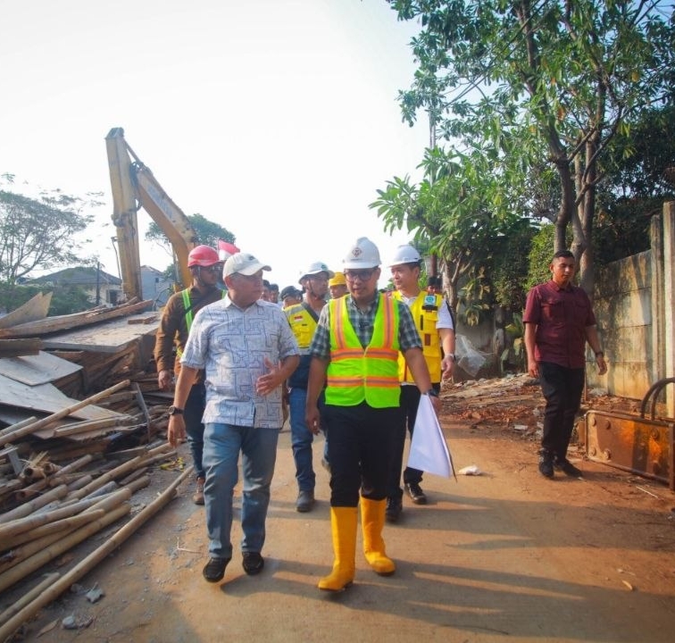 Perkuat Infrastruktur, Pilar Tinjau Pembangunan Turap di 3 Titik Wilayah Tangsel