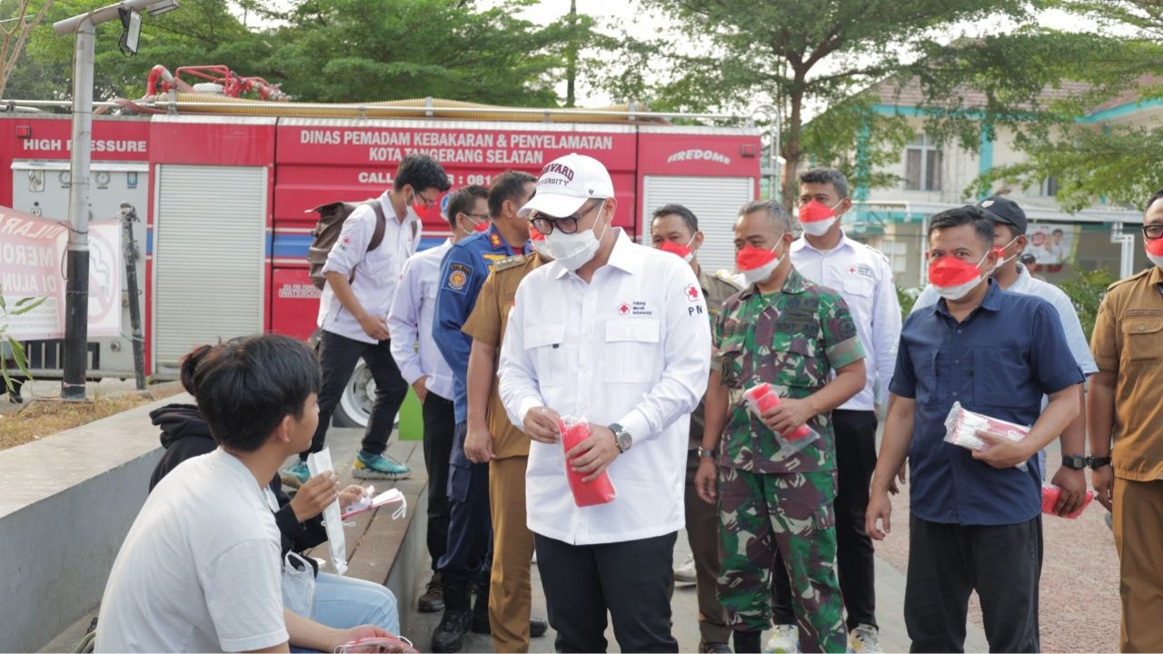 Wakil Wali Kota Tangsel Bagikan Ribuan Masker ke Warga