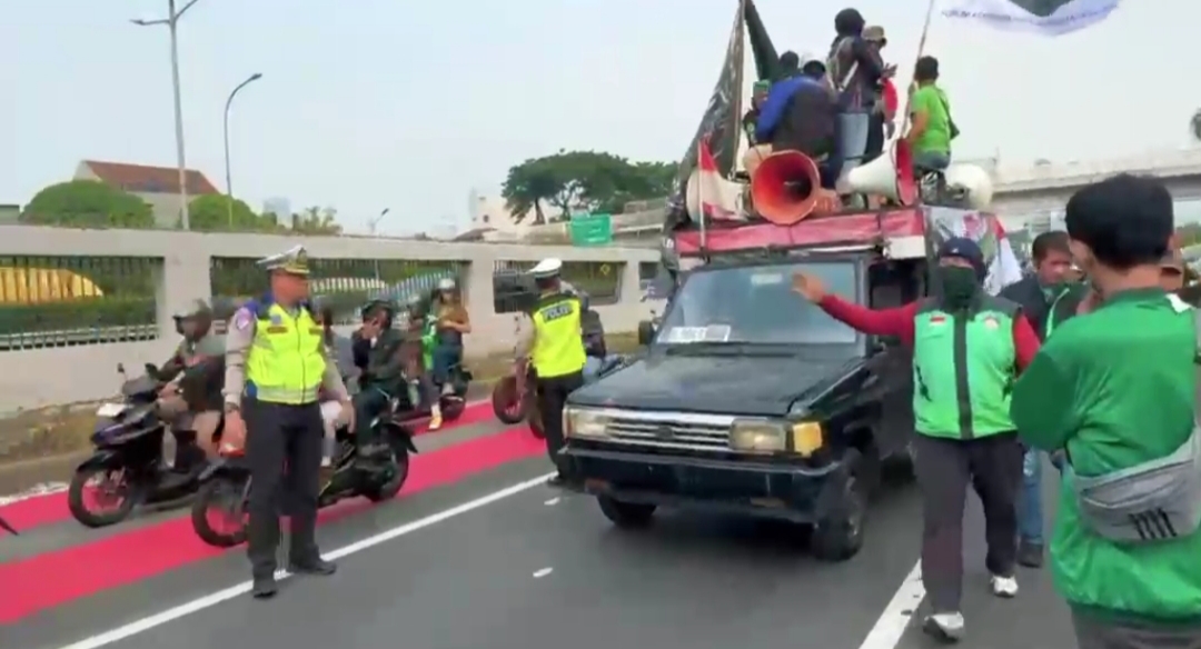 Polisi Bagikan Snack dan Air Minum kepada Peserta Aksi dari Unsur Ojol di DPR