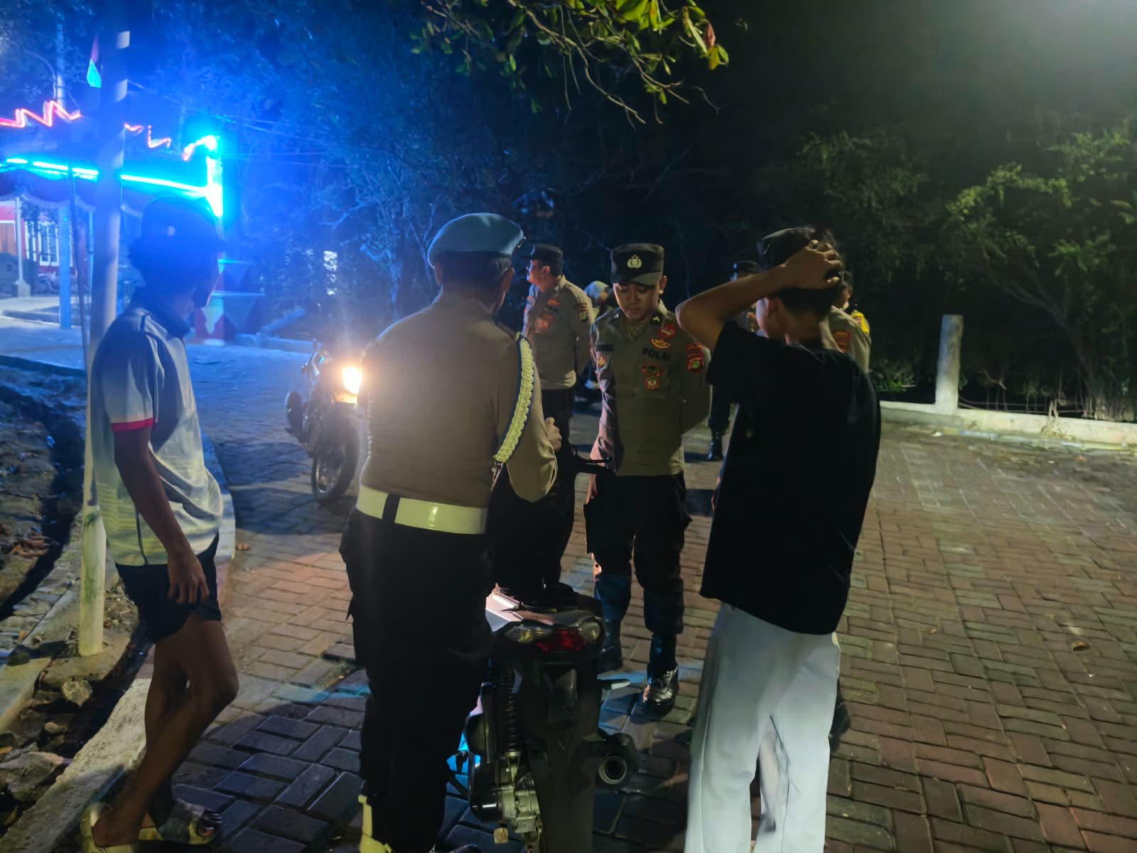 Layanan Polisi 110 Jadi Akses Cepat Warga, Polsek Kepulauan Seribu Utara Sosialisasikan Saat Patroli Malam