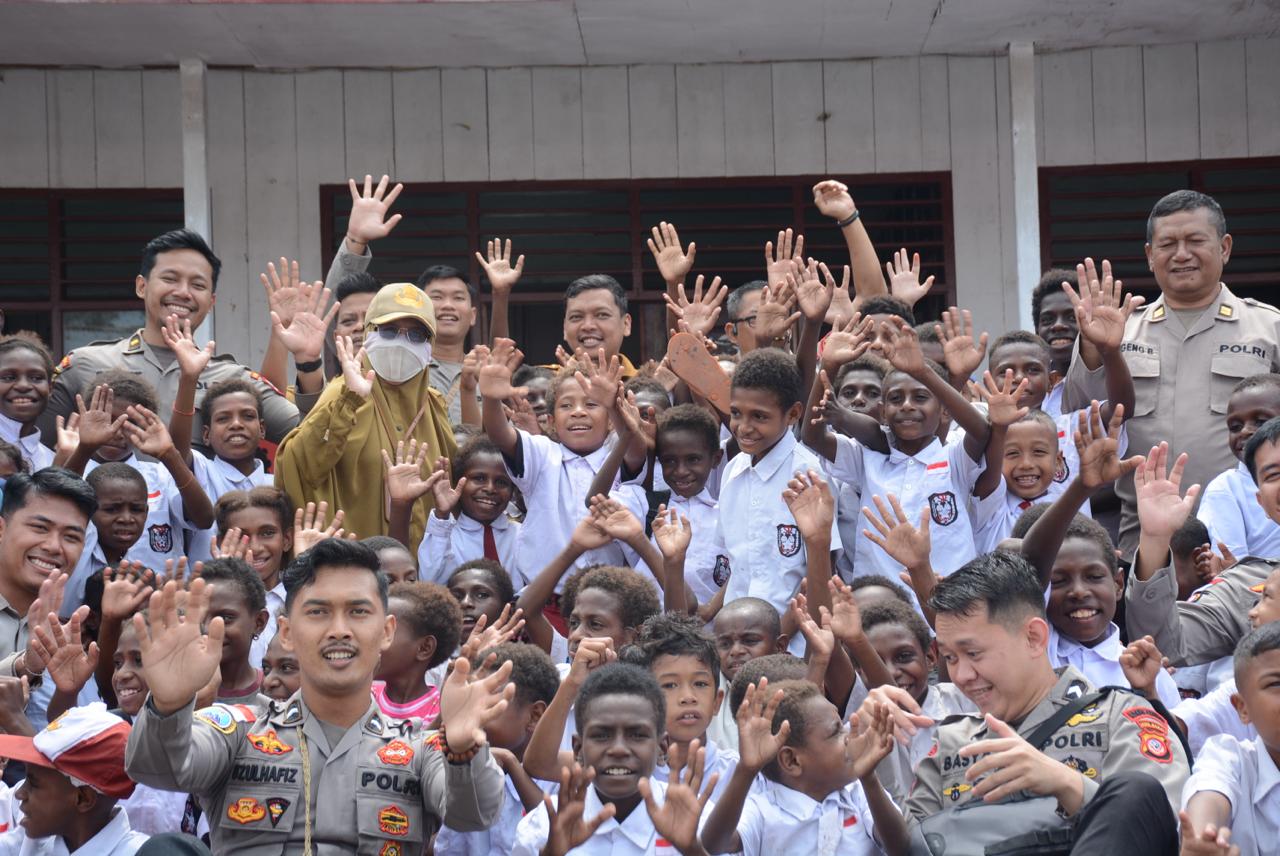 Satgas Damai Cartenz Bagikan Tas dan Alat Tulis untuk Masa Depan Papua