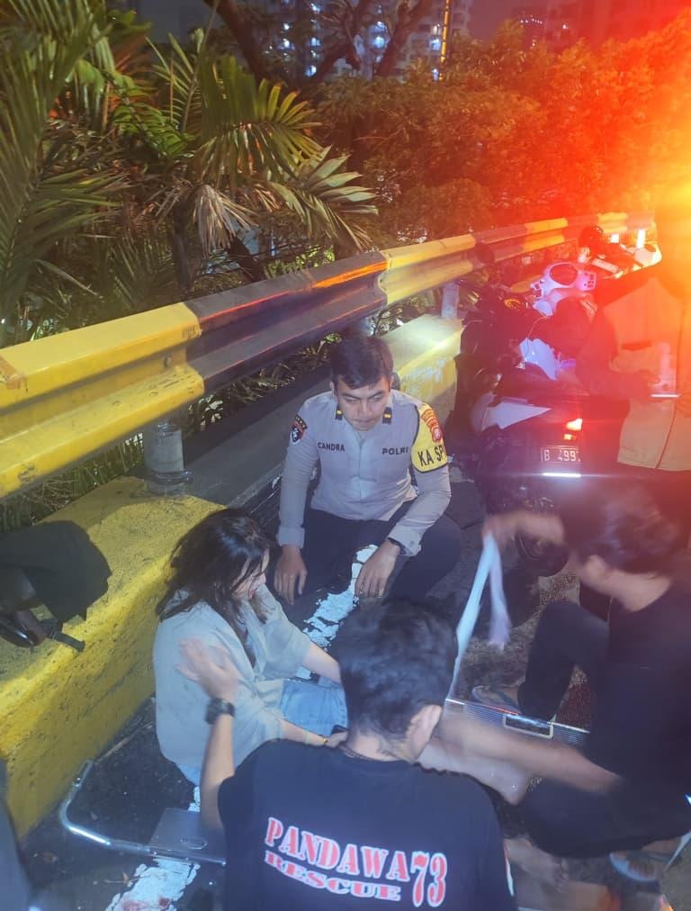 Laporan 110, Polisi Evakuasi Dua Korban Kecelakaan Tunggal di Flyover Senayan