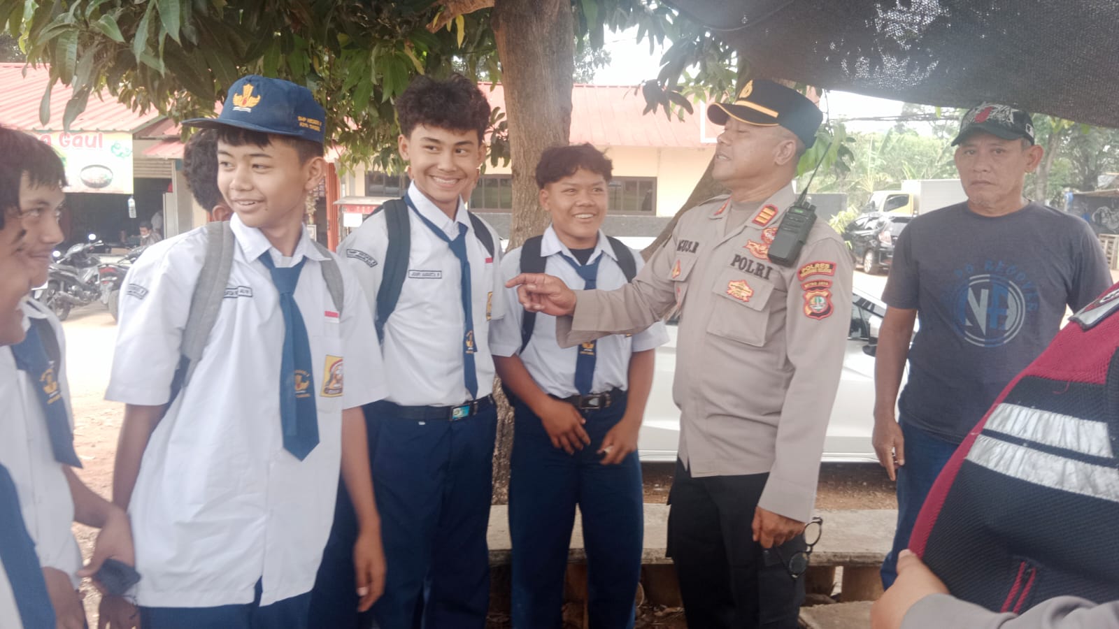CETAR, Kapolsek Cisauk Ajak Pelajar SMPN 8 Tangsel Jauhi Narkoba dan Tawuran