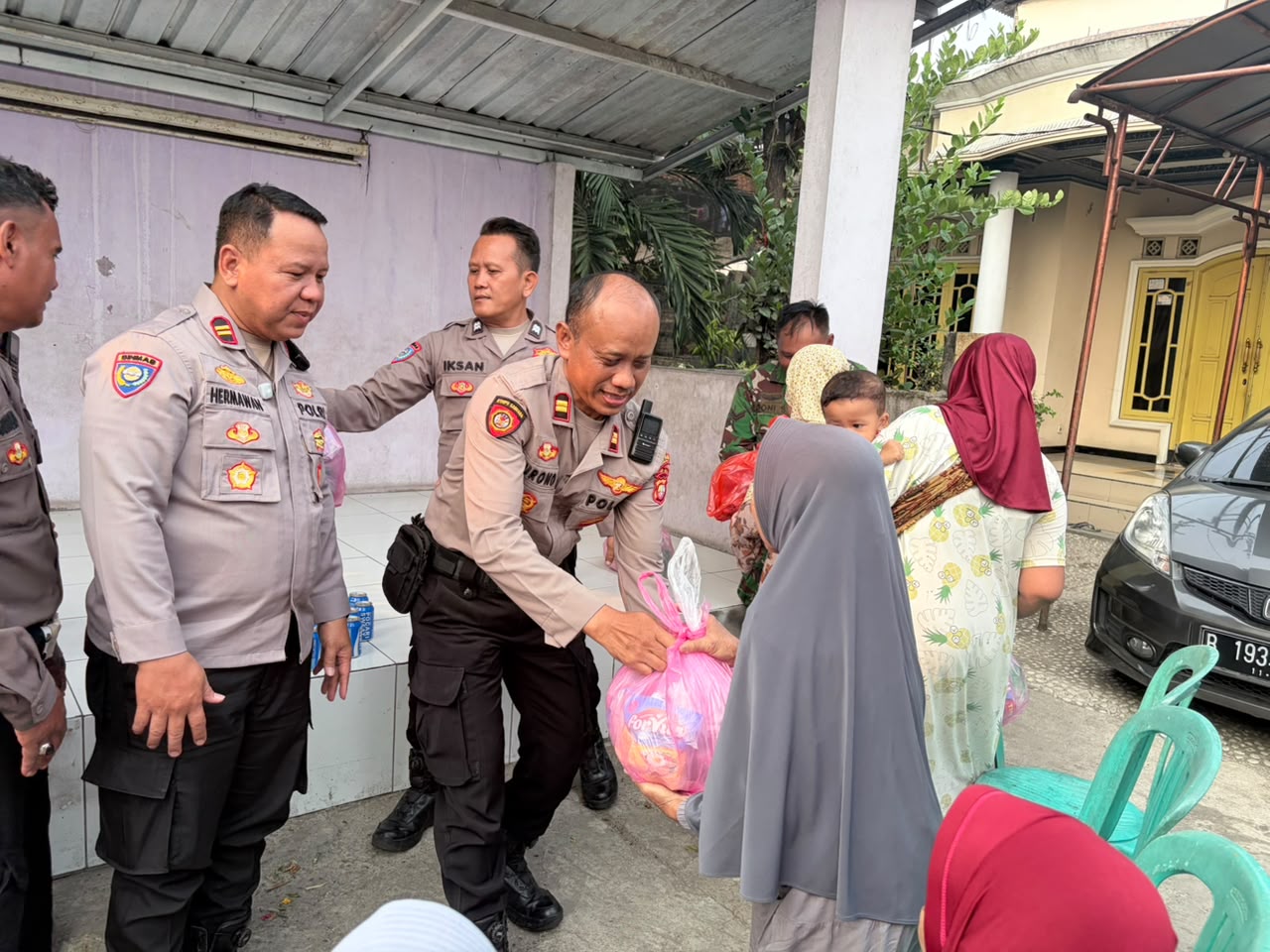 Jumat Peduli Polsek Curug Hadir Berbagi, Salurkan Sembako untuk Warga yang Membutuhkan