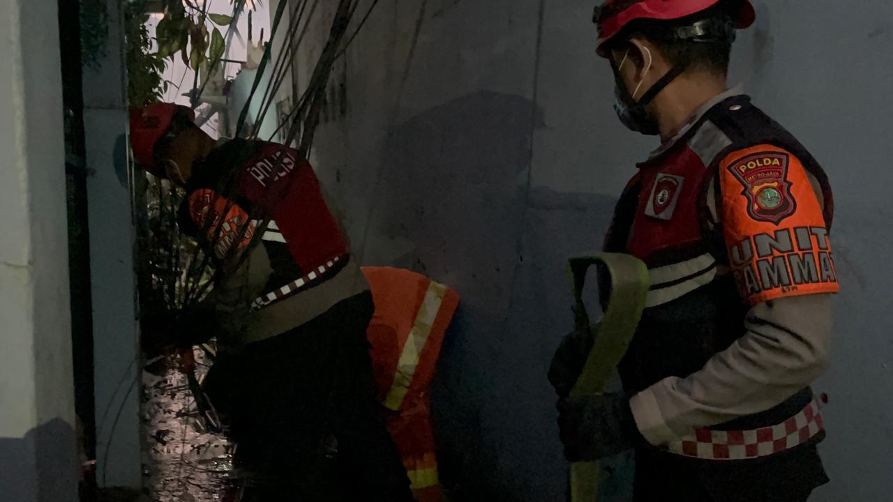 POLISI SIGAP BANTU PENANGANAN KEBAKARAN DI MENTENG ATAS, PERSONEL PAMMAT AMANKAN JALUR EVAKUASI